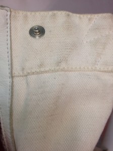 taches noires sur sac blanc