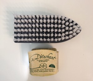 Savon détachant et brosse